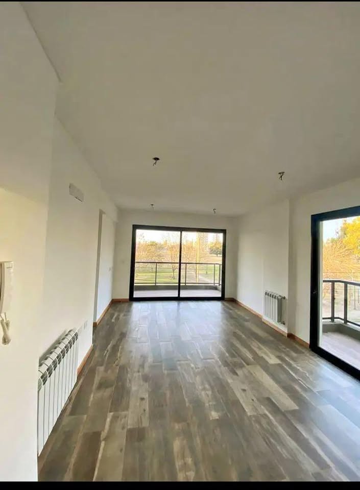 Pintura de departamento en CABA living terminado con paredes blancas y piso moderno Calderon y Silva