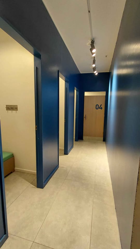 Pintura de interiores en pasillo con puertas azules en departamento de CABA trabajo profesional Calderon y Silva