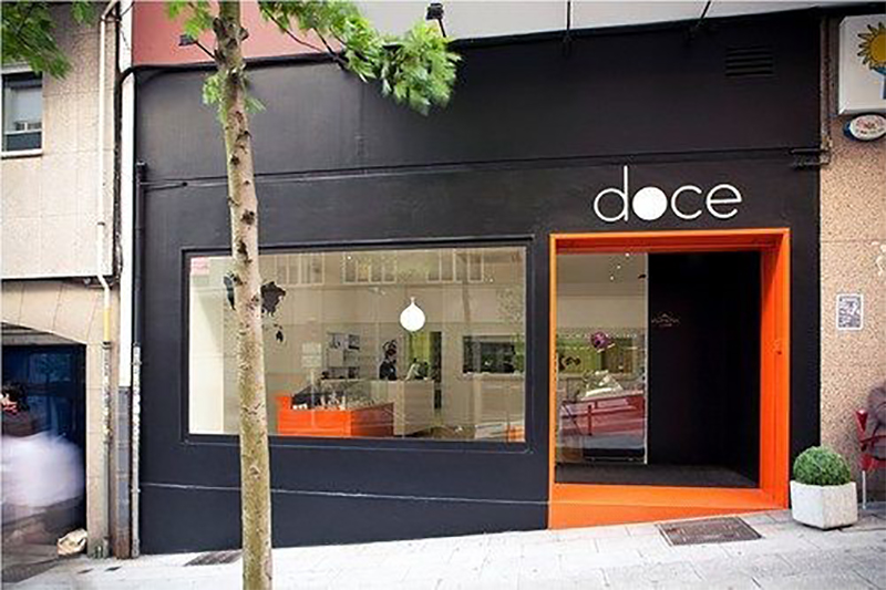 Pintura de local comercial en CABA frente moderno en negro y naranja Calderon y Silva